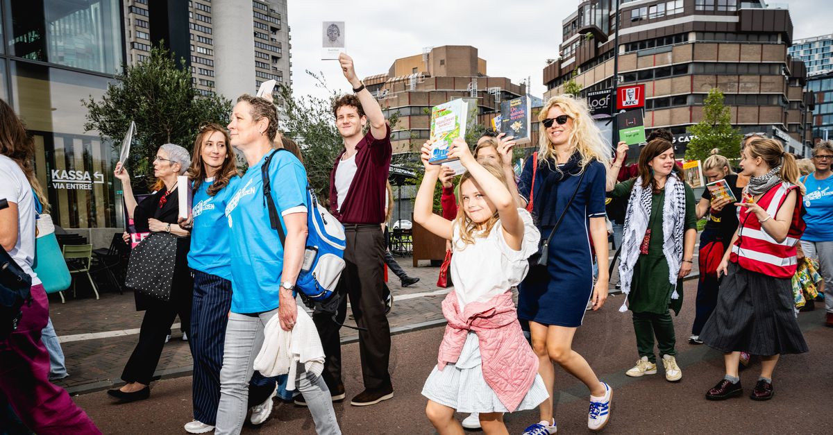 Bezorgde lezers tijdens de Lezersmars: ‘Niemand mag bepalen wat een ander mag lezen’
