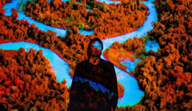 Richard Mosse filmde de vernietiging van het Amazonegebied met dezelfde camera’s die bepalen waar gekapt moet worden