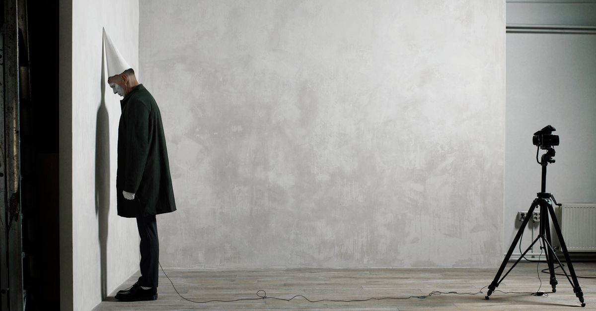 Waarom fotograaf Erwin Olaf vroeger niet, en nu wel in het Stedelijk Museum mag exposeren