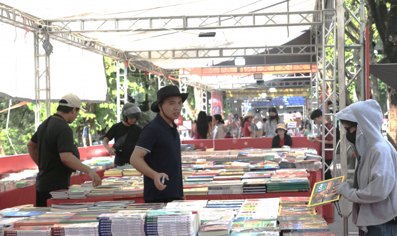 Tienduizenden boeken te koop op de 10e boekenbeurs van Hanoi -0