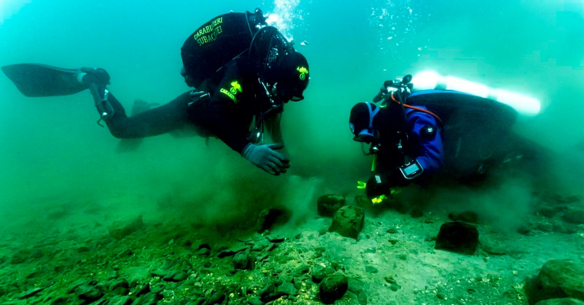 Overblijfselen van stad uit bronstijd gevonden op bodem van vulkanisch meer