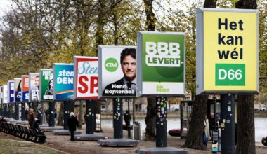 De verkiezingsposters van verschillende politieke partijen op een rij