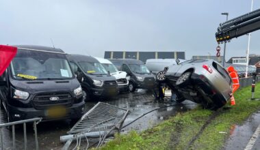 112-nieuws: Automobilist ramt door hek van autodealer in Stad • Botsing in Scheemda - RTV Noord