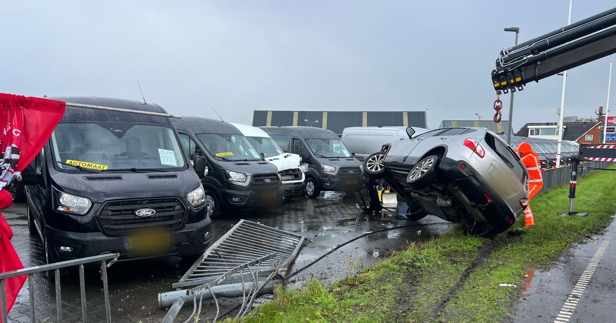 112-nieuws: Automobilist ramt door hek van autodealer in Stad • Botsing in Scheemda - RTV Noord