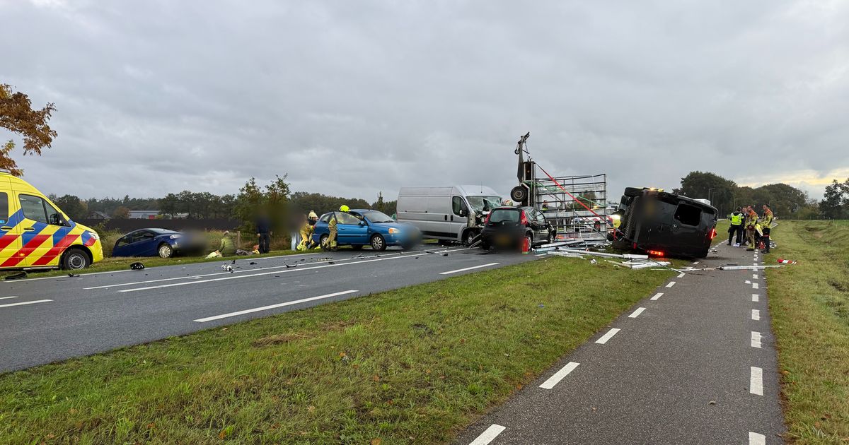 Meerdere mensen bekneld na ongeval met 5 voertuigen op N348 - RTV Oost
