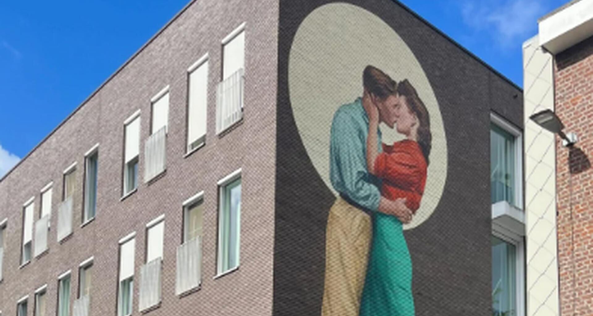 Nieuwe mural ‘Zijn grote liefde’ siert zijgevel woonzorgcentrum Edouard Remy in Leuven