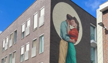 Nieuwe mural ‘Zijn grote liefde’ siert zijgevel woonzorgcentrum Edouard Remy in Leuven