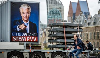 Verkiezingsborden worden geplaatst bij de Hofvijver in Den Haag