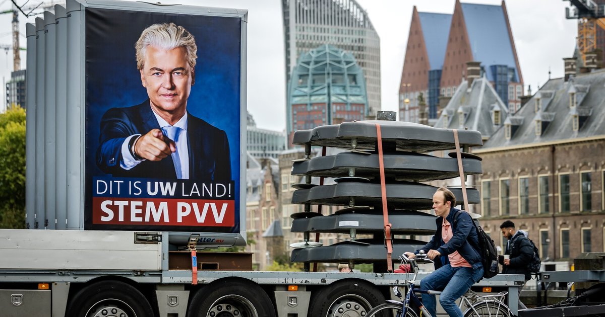 Verkiezingsborden worden geplaatst bij de Hofvijver in Den Haag