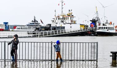 Dijkdoorgangen bij Delfzijl gesloten vanwege hoogwater - RTV Noord