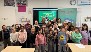 Kinderboekenschrijver Halima el Ghamarti op bezoek bij Kees Valkenstein tijdens Kinderboekenweek