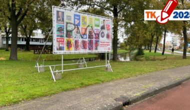 Tweede Kamerverkiezingen: Verkiezingsborden Veendam beklad met grote letters PVV en hakenkruis