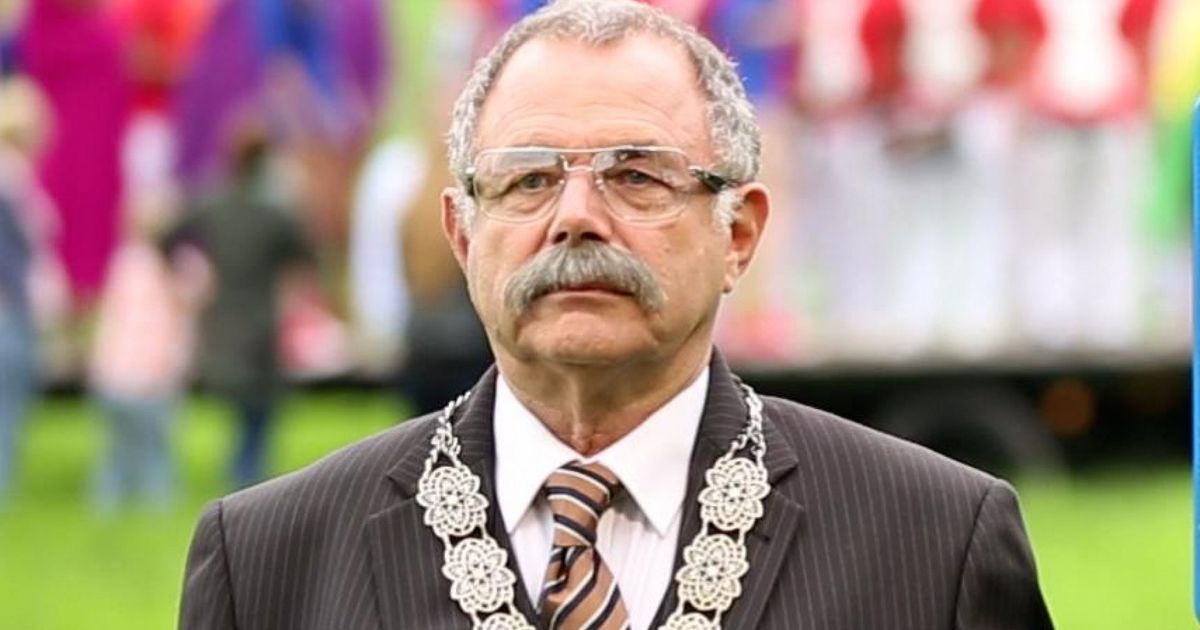 Robert speelt bijna vijftien jaar in tv-reclames: 'Die snor zit niet echt lekker'