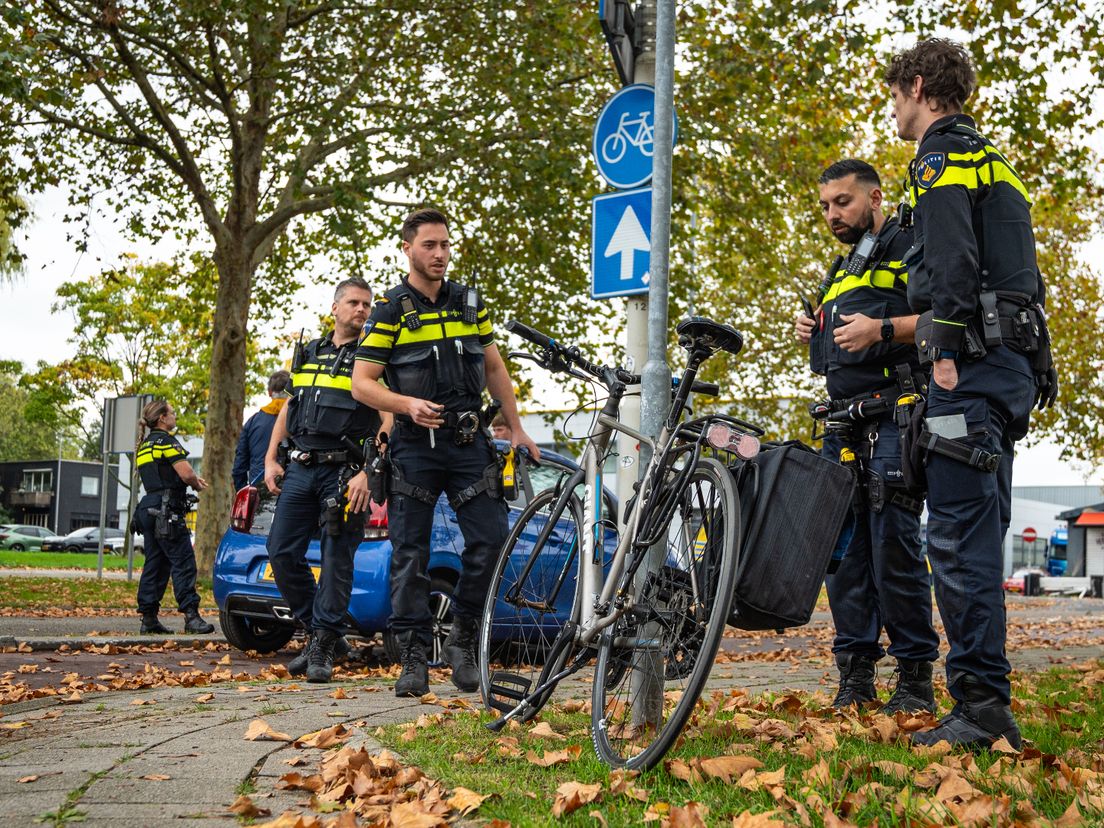 De fietser moest na de aanrijding naar het ziekenhuis.
