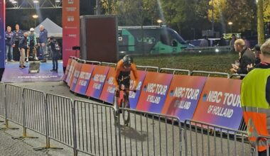 Honderden fans juichen voor wereldberoemde wielrenners, Ethan Hayter wint tijdrit - Omroep West