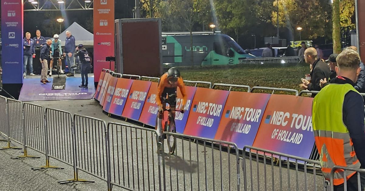 Honderden fans juichen voor wereldberoemde wielrenners, Ethan Hayter wint tijdrit - Omroep West