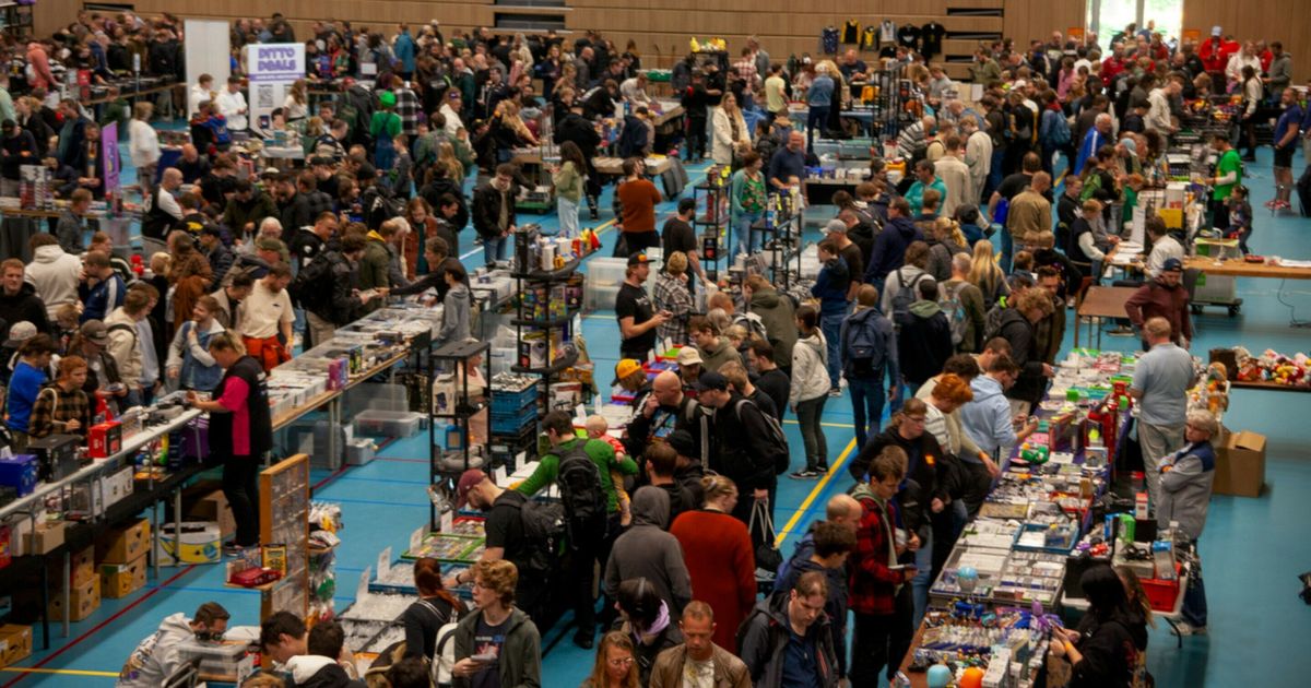 Fanatieke gameverzamelaars naar Hoogeveen: 'Het leukste van verzamelen is het rondstruinen op een beurs'