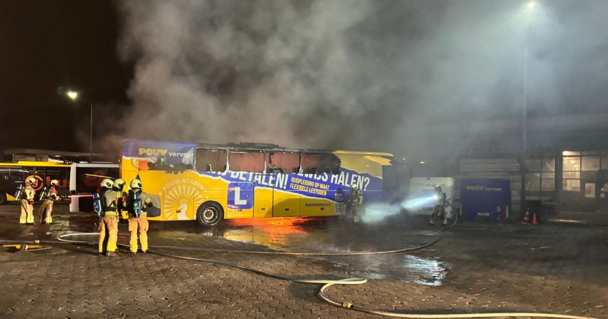Kortsluiting veroorzaakte waarschijnlijk brand bij Pouw in Vianen, drie bussen verloren gegaan