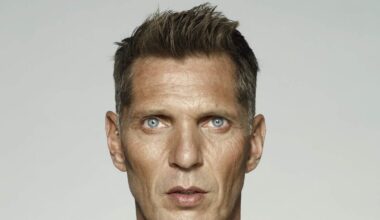 Twee jaar na zijn dood krijgt fotograaf Erwin Olaf eindelijk zijn grote retrospectieve in Amsterdam ★★★☆☆