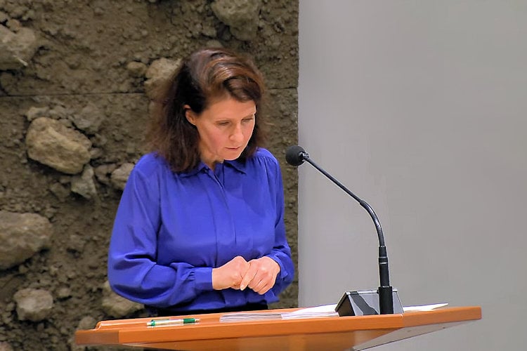 Esther Ouwehand (PvdD) leest namen voor van alle 640 miljoen slachtoffers van de bio-industrie