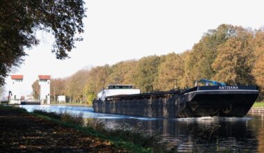 Rijkswaterstaat kapt honderd bomen langs Twentekanaal - RTV Oost