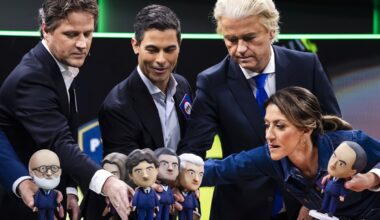 Henri Bontenbal (CDA), Rob Jetten (D66), Geert Wilders (PVV), en Dilan Yeşilgöz (VVD) bij het Jeugdjournaaldebat