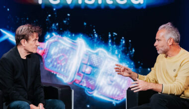 Van flirten met Kim Wilde tot poedelnaakt onder de douche met New Order: Bart Peeters interviewde de grootste sterren in ‘Pop elektron’ - Nieuwsblad