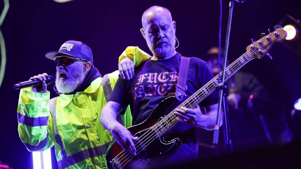 Fred Durst (l) en Sam Rivers (r) tijdens een optreden in maart 2024.