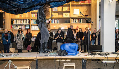 “Dit is gesjacher met de kunsten”: kunstenaars bezetten 24 uur lang inkomhal van Muhka uit protest - De Standaard