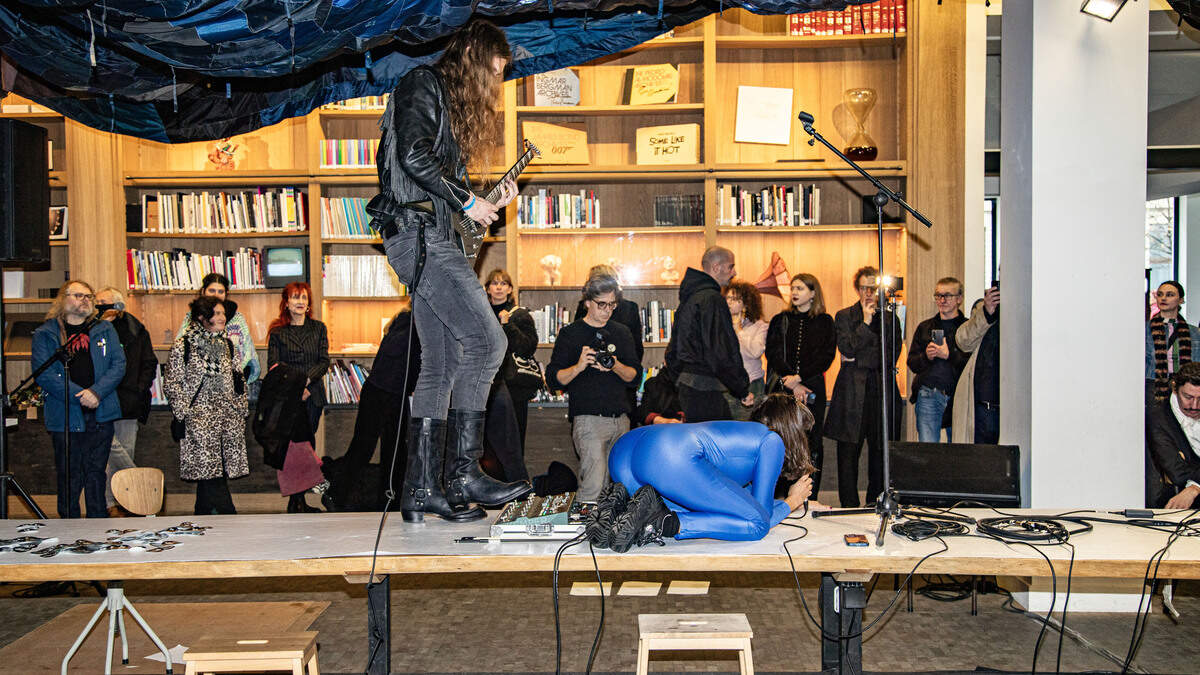 “Dit is gesjacher met de kunsten”: kunstenaars bezetten 24 uur lang inkomhal van Muhka uit protest - De Standaard