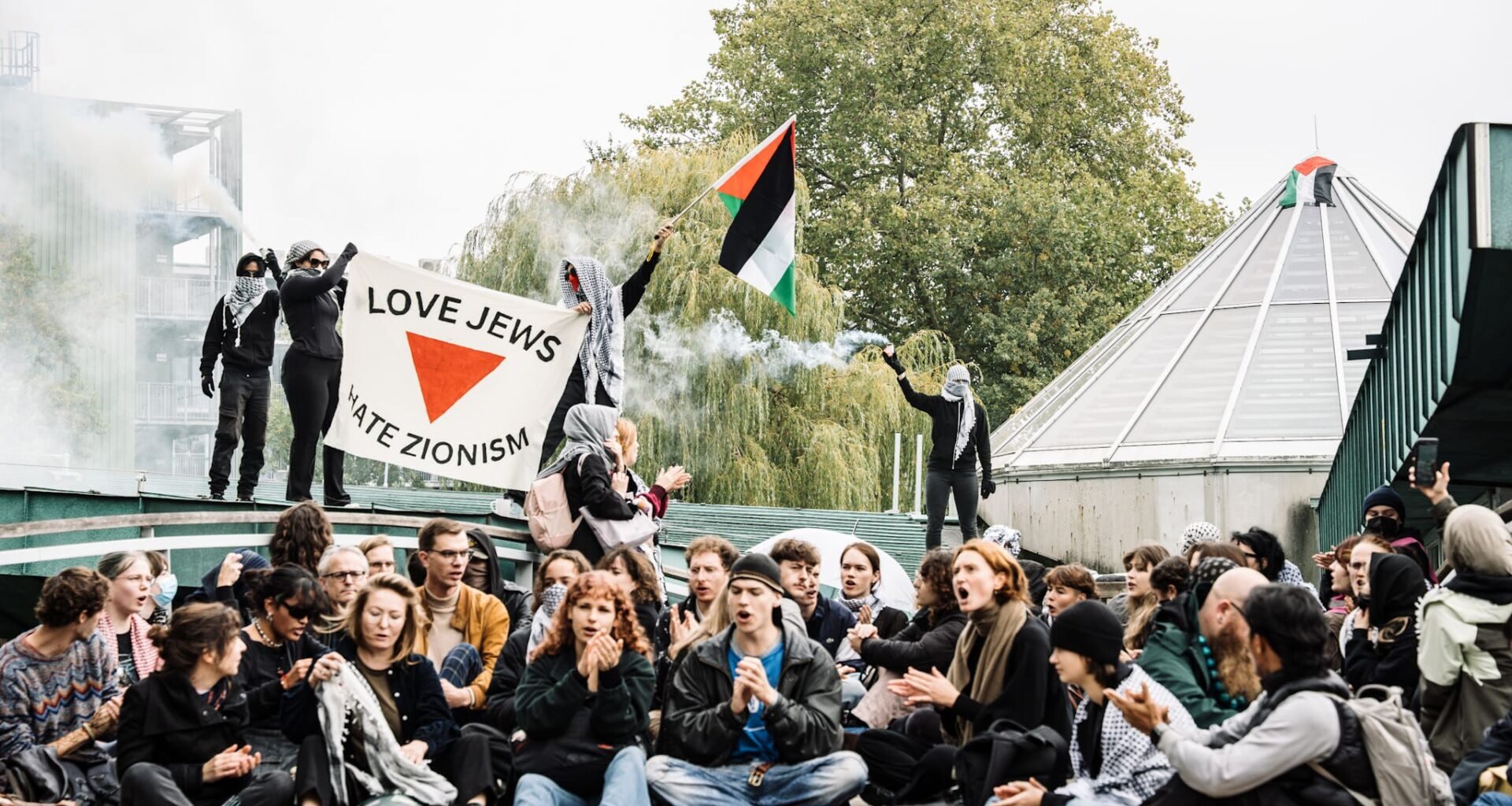 Pro-Palestina activisten bezetten Goudsmitpaviljoen: ‘We gaan het niet toelaten dat er onderzoek wordt gedaan in dit gebouw’