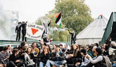 Pro-Palestina activisten bezetten Goudsmitpaviljoen: ‘We gaan het niet toelaten dat er onderzoek wordt gedaan in dit gebouw’