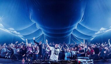 Fred Again toont zich in Gare Maritime andermaal architect van zijn eigen hype ★★★★☆ - De Standaard