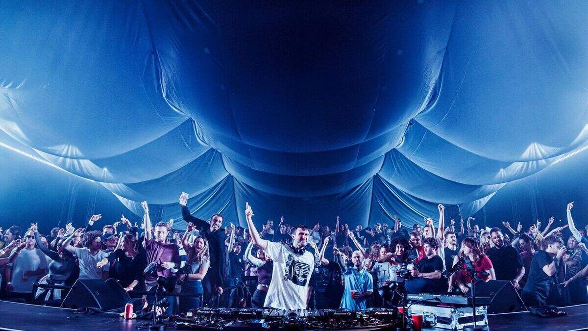 Fred Again toont zich in Gare Maritime andermaal architect van zijn eigen hype ★★★★☆ - De Standaard