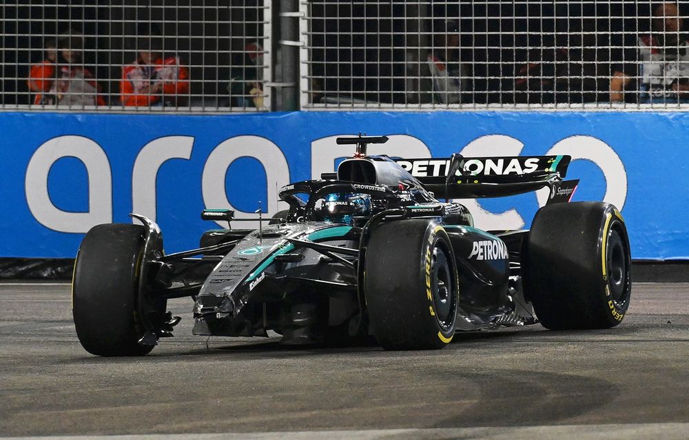 George Russell ziet zijn training vroegtijdig eindigen na een crash.
