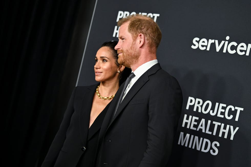 meghan markle en prins harry poseren op de loper van het world mental health day gala van project healthy minds in 2025 in zwarte pakken