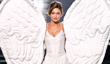 Gigi Hadid in dramatisch roze tijdens Victoria's Secret Show