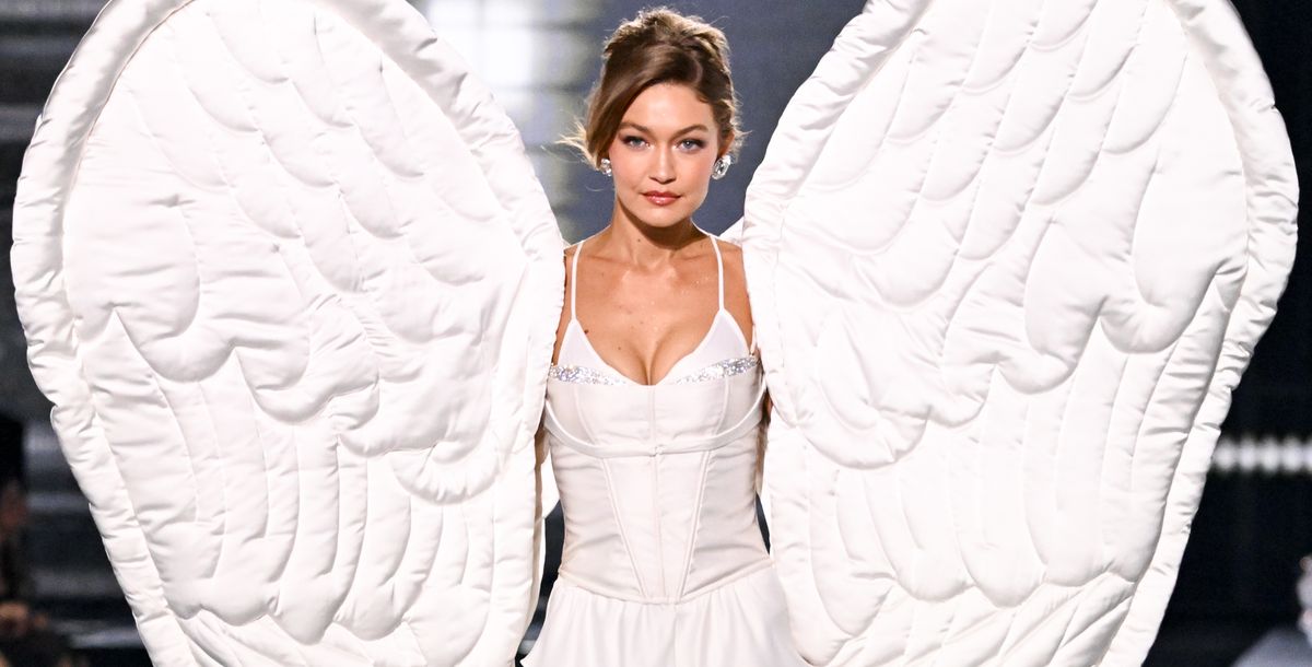 Gigi Hadid in dramatisch roze tijdens Victoria's Secret Show