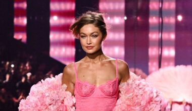 Gigi en Bella Hadid bij Victoria's Secret Show 2025