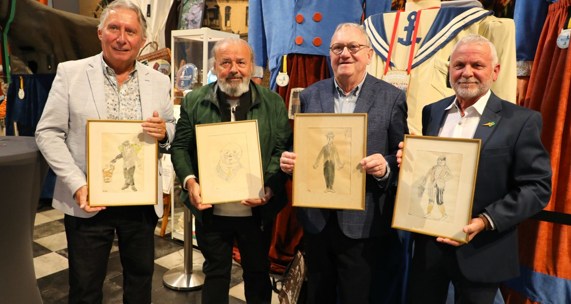 Schenking kunstwerkjes Herman Minner aan VVV