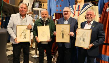 Schenking kunstwerkjes Herman Minner aan VVV