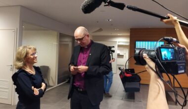 lutherse bisschop samen met vrouw gefilmd 