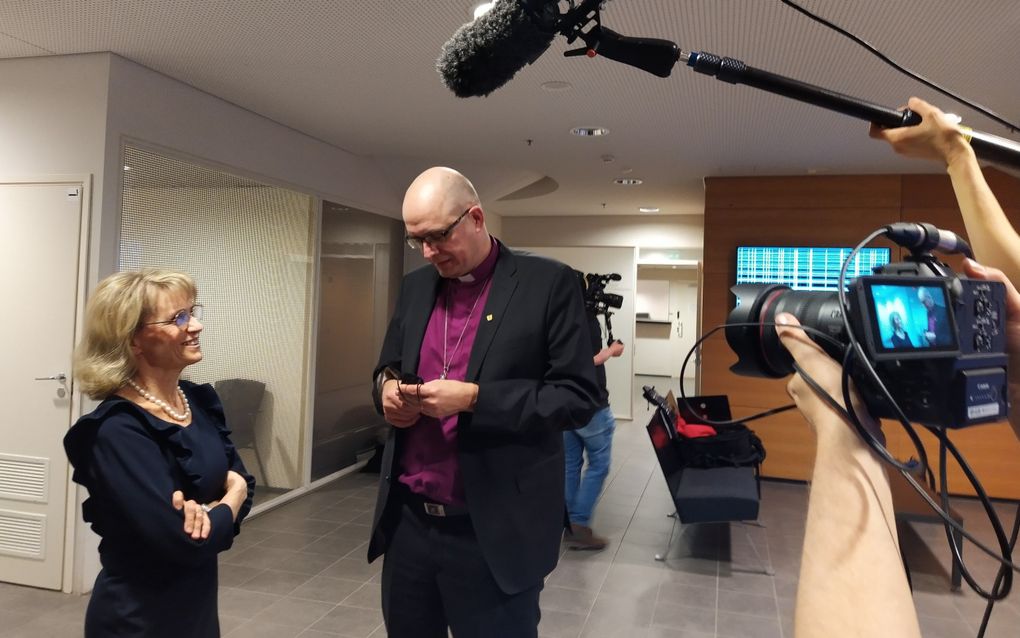 lutherse bisschop samen met vrouw gefilmd 