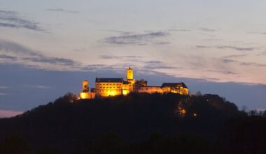 Oude Dorpskerk met omliggende begraafplaats.