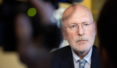 Johan Derksen en Frans Timmermans in discussie bij VI