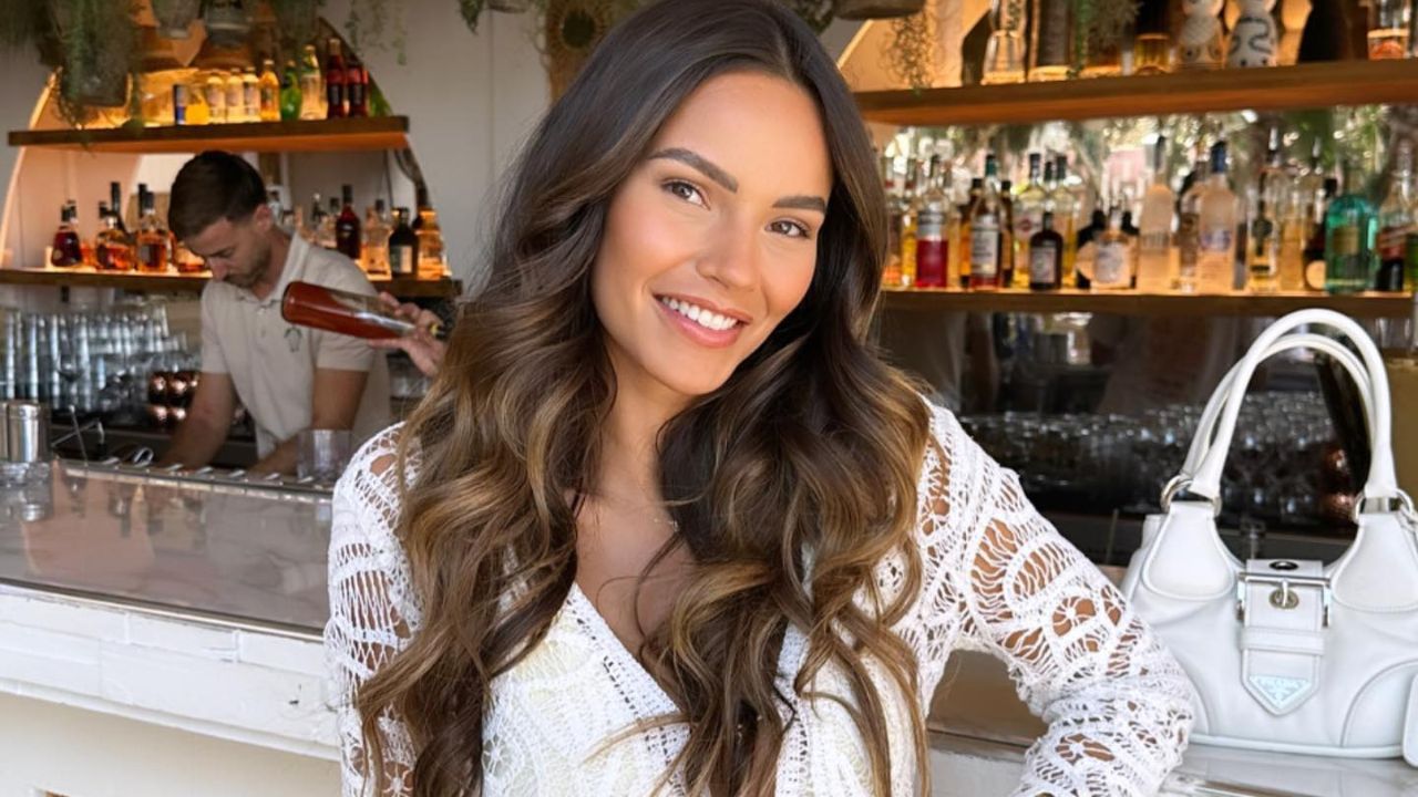 Monica Geuze gaat voor een nieuwe look en knipt lange lokken af