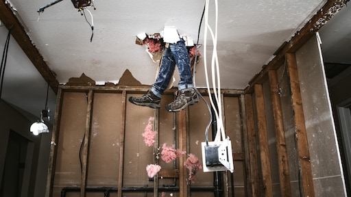Stelpost? Aanbetaling? Zo kom je de verbouwing van je huis stressvrij (en wat minder blut) door