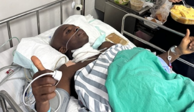 Voetballer Samuel Asamoah breekt nek na harde botsing met reclamebord: 'Risico op dwarslaesie'