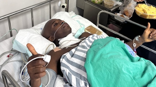 Voetballer Samuel Asamoah breekt nek na harde botsing met reclamebord: 'Risico op dwarslaesie'