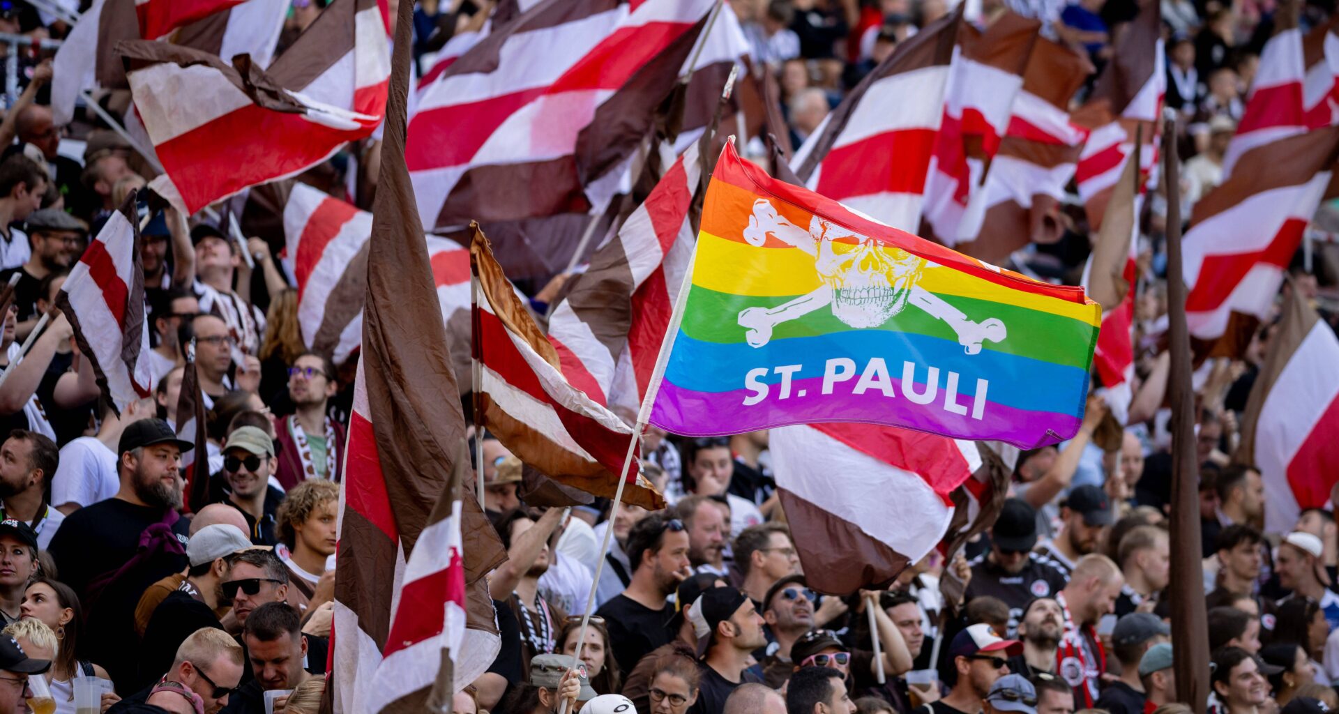 Antifa wil meer linkse sfeeracties in Nederlandse voetbalstadions: 'Hoe gaaf is dit'